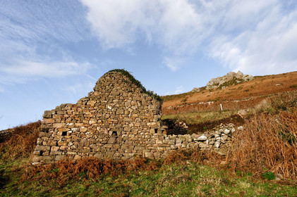 Cette baie bien abritée est une plage de galets et de sable fin, et tire son nom des moulins qui existaient autrefois dans la vallée qui la surplombe (écailler le grain). Les roches de l'anse de Cul Rond figurent parmi les plus anciennes de France : plus de 2 milliards d'années.