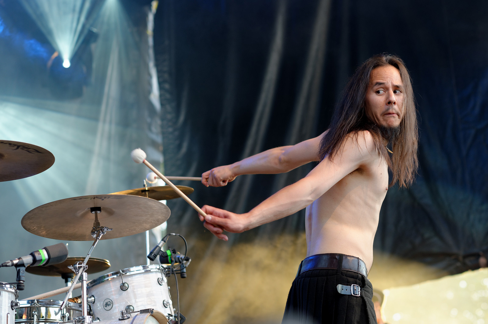 The ShoepolishersLes cireurs de pompe, dans la langue de Molière, n'en sont pas à leur coup d'essai. Avec pas moins de quatre albums dont un double live et un DVD vendu à plus de 10 000 exemplaires à leur actif, les Shoepolishers ont usé leurs savates sur une ribambelle de scènes et de festivals qu'ils ont peine à dénombrer. Leur musique, savant mélange folk rock agrémenté de consonances celtiques aux paroles un brin délirantes, constitue une invitation pour Blairoland. Ce monde fictif, peuplé de farfelus personnages dans un imaginaire conçu de toutes pièces, répand une énergie aussi électrisante que contagieuse sur scène. (http:  www.shoepolishers.fr)