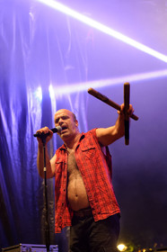 GOULAMAS'K voit le jour en 1999 dans la garrigue de Béziers. Dès les 1ers concerts, la couleur est donnée : un ska rock teinté de reggae punk, chanté en français, occitan, catalan et castillan, les langues natales des musiciens. Un des credo du groupe est la revendication et la reconnaissance de la diversité des langues et des cultures. Le nom même du groupe est tiré du mot occitan golamas (très usité dans la région du groupe et qui désigne quelqu'un de négligé, brouillon…). http:  www.goulamas-k.com