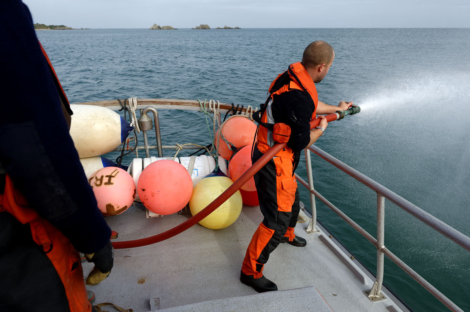 La station est idéalement située à la pointe du nord Cotentin sur la commune d'Auderville.Située aux abords du Raz Blanchard , à 10 miles nautique d'Aurigny et des Iles Anglo-Normandes, le rayon d'action de la station est vaste et se situe de la pointe de Flamanville coté ouest jusqu'au cap Lévy dans l'est.L'abri a une architecture unique en France et sa spécificité réside sur le fait que l'ensemble canot chariot (soit presque 30 tonnes au total ) pivote sur un axe d'une cale à l'autre afin d'être opérationnel  24 heures sur 24 et 365 jours par an quelque soit la marée et les conditions météorologiques.
