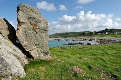 A l’ouest du Cotentin (Manche), la Hague est une terre de contrastes et de lumières, une région sauvage et préservée. Le mot Hague est un ancien terme dialectal normand. Il est issu du vieux norois qui signifie «enclos, terrain clos».La Hague présente un littoral varié : falaises abruptes (entre Urville-Nacqueville et Omonville-la-Rogue, et entre Auderville et Vauville), au pied desquelles se trouve une succession de baies, grandes plages (Urville-Nacqueville et à Vauville), d'îlots et platiers rocheux (cap de la Hague,pointe de Jardeheu..), des massifs dunaires (Biville), des grèves de galets (Anse Saint-Martin), des marais arrière-littoraux (Mare de Vauville) et des vallons boisés (Hubiland, Sabine…). La côte est également agrémentée de petits ports (Goury, le Houguet, Port Racine, Port du Hâble…) et de mouillages.La péninsule haguaise est principalement un pays de landes et de bocage, à l'intérieur des terres, formées de fougères, bruyères, genêts et ajoncs.