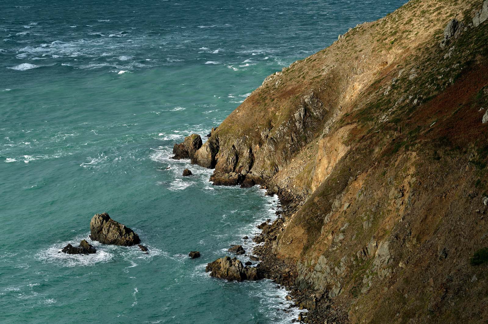 Situé sur la commune de Jobourg (Manche), le Nez de Jobourg s'élève à 126 mètres de haut, classé parmi les plus hautes d'Europe.En empruntant le sentier des douaniers, le promeneur voit la nature se décliner sous toutes ses formes,Le Nez de Jobourg offre un panorama exceptionnel, du cap de la Hague jusqu'au cap de Flamanville, ainsi que sur les îles Anglo-Normandes.