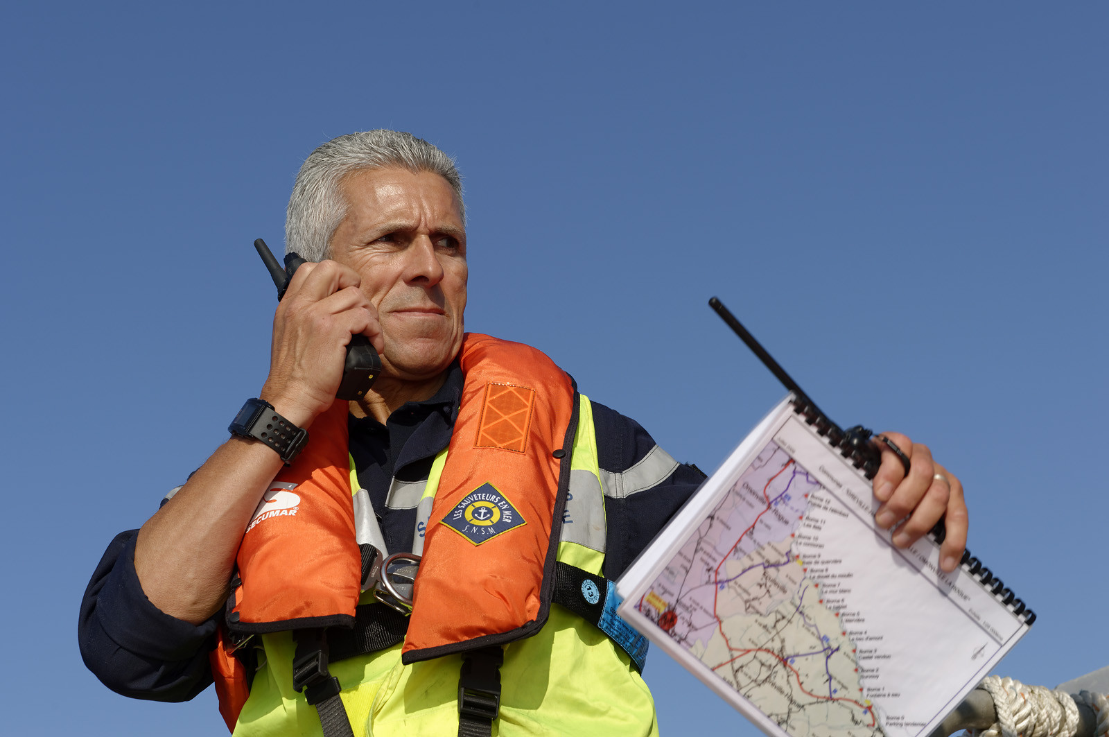 La société nationale de sauvetage en mer est une des expressions les plus abouties de la solidarité des gens de mer face aux drames et accidents maritimes à proximité de nos côtes.La SNSM actuelle est née en 1967, mais depuis plus d'un siècle et demi, des bénévoles issus du monde maritime professionnel et, de plus en plus désormais, d'autres milieux s'investissent localement pour apporter une aide irremplaçable aux usagers de la mer. Association reconnue d'utilité publique dont la mission première est le sauvetage des personnes en danger en mer, la SNSM exerce trois types d'activités : le sauvetage en mer proprement dit, la formation des nageurs sauveteurs saisonniers et la prévention des risques nautiques.Nous avons coutume de dire de nos équipages qu'ils donnent tout et ne prennent rien..sauf les risquesXavier de la Gorce , Président de la SNSM