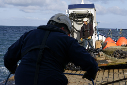 Les phares des côtes de France datent tous des 18ème et 19ème siècles, à quelques exceptions près, et l'on s'émerveille encore des efforts et des savoir-faire déployés alors pour mener à bien ces fabuleux travaux de génie civile.Scintillants, à éclats courts ou longs, isophases, à occultations... Rythme, couleur,secteur...Chaque phare affiche son code génétique, unique, que l'on retrouve également sur les cartes marines.Basé à Dunkerque, le Hauts de France est chargé de la mise en place et de l'entretien courant du balisage maritime hauturier de l'ensemble de la zone, de la frontière belge à la pointe de la Hague.Au-delà de ses missions premières, le baliseur océanique est également capable de mettre en oeuvre l'ensemble de ses capacités techniques pour lutter contre les pollutions marines.