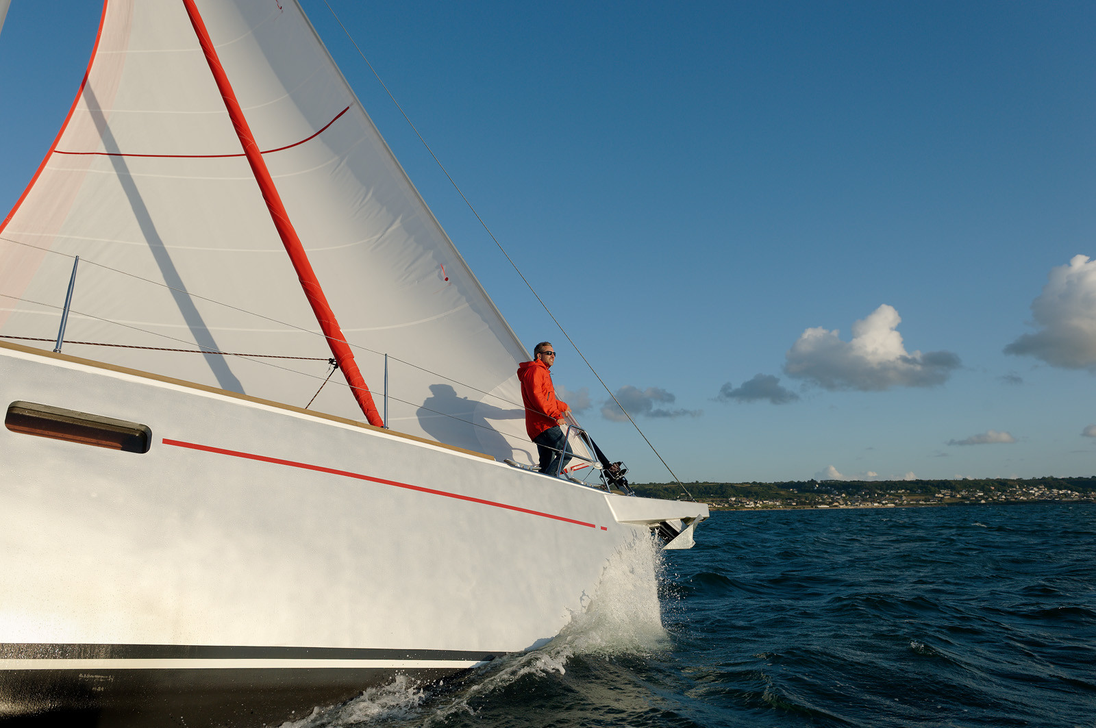 La rade de Cherbourg-en-Cotentin, qui figure parmi les plus grandes rades atificielles au monde, offre aux passionnés, débutants ou confirmés, la possibilité de pratiquer voile, aviron de mer, surf, kayak, ski nautique, funboard, plongée, kitesurf, waveski…