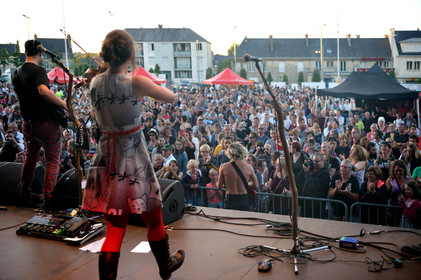 The ShoepolishersLes cireurs de pompe, dans la langue de Molière, n'en sont pas à leur coup d'essai. Avec pas moins de quatre albums dont un double live et un DVD vendu à plus de 10 000 exemplaires à leur actif, les Shoepolishers ont usé leurs savates sur une ribambelle de scènes et de festivals qu'ils ont peine à dénombrer. Leur musique, savant mélange folk rock agrémenté de consonances celtiques aux paroles un brin délirantes, constitue une invitation pour Blairoland. Ce monde fictif, peuplé de farfelus personnages dans un imaginaire conçu de toutes pièces, répand une énergie aussi électrisante que contagieuse sur scène. (http:  www.shoepolishers.fr)