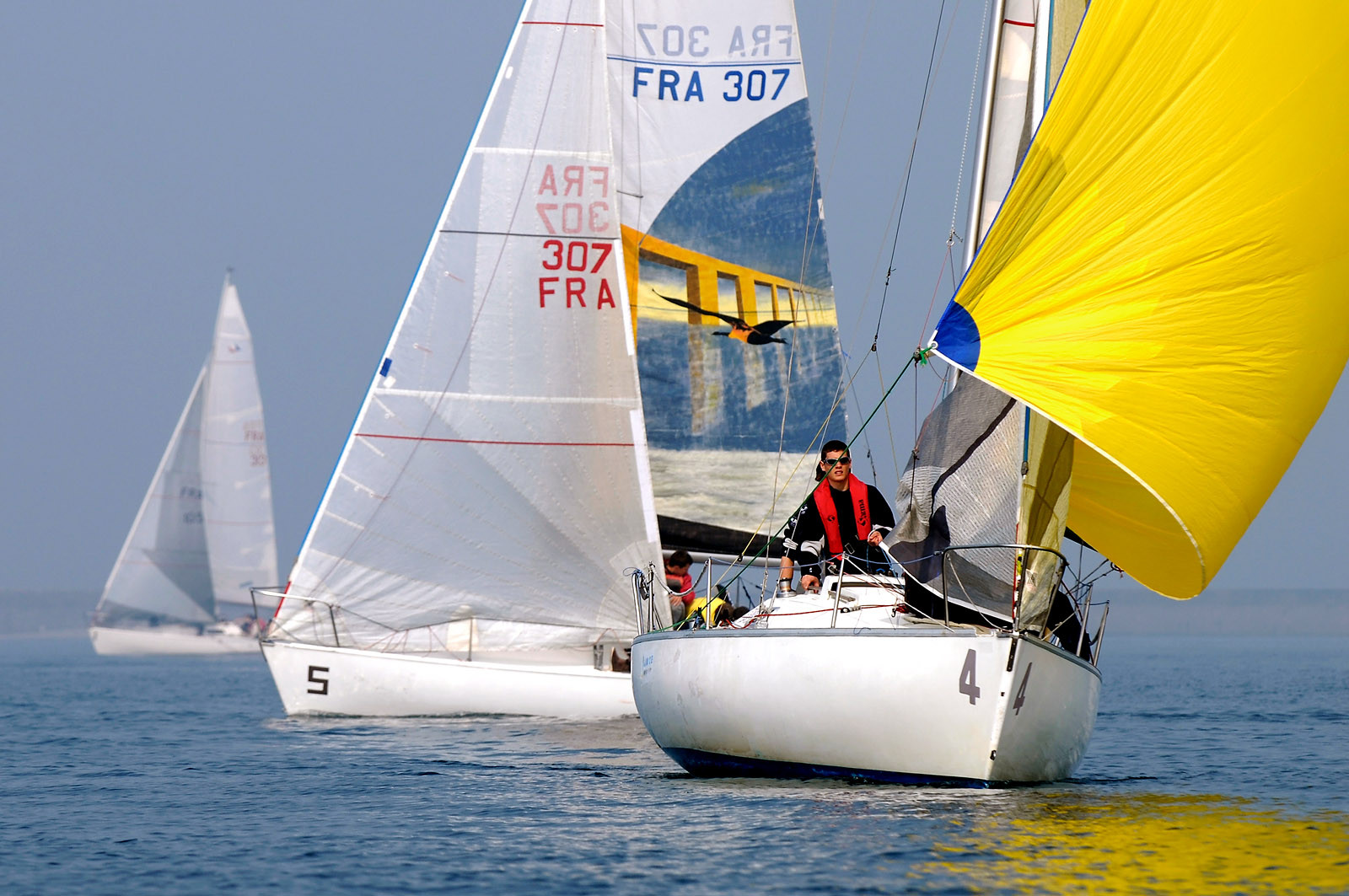 La rade de Cherbourg-en-Cotentin, qui figure parmi les plus grandes rades atificielles au monde, offre aux passionnés, débutants ou confirmés, la possibilité de pratiquer voile, aviron de mer, surf, kayak, ski nautique, funboard, plongée, kitesurf, waveski…