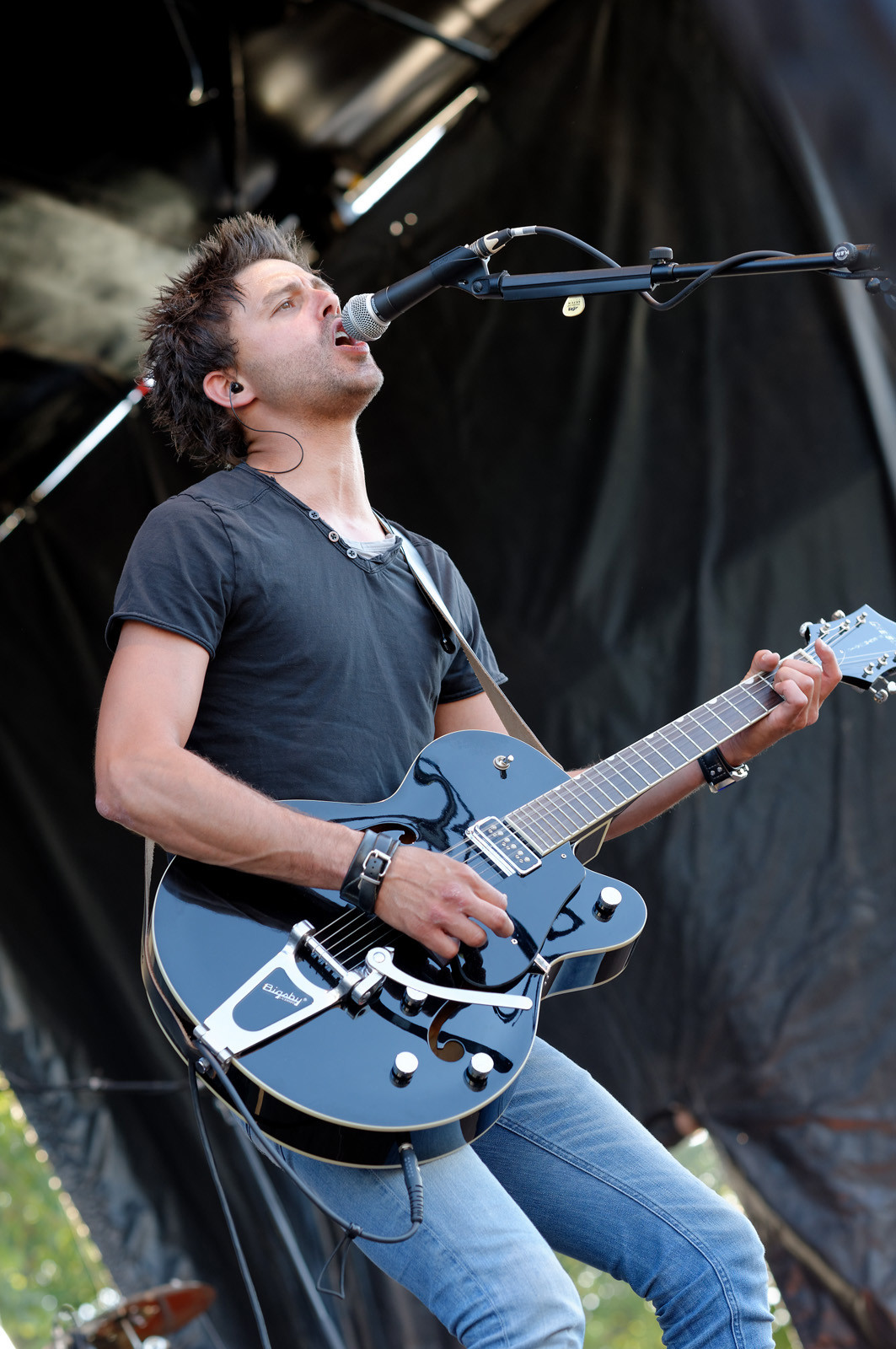 Deep Six est un trio formé à Cherbourg au début de l'année 2015 par Romuald à la guitare et au chant, Ivan à la batterie et Alex à la Basse. Leur musique est un rock direct et puissant dont chaque membre participe à sa composition, créant ainsi une dynamique et un son particulier. L'objectif de Deep Six est simple, se faire entendre aussi loin qu'il sera possible !  (https:  deepsix.bandcamp.com)