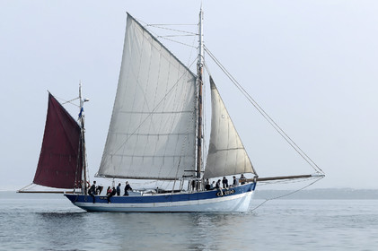 La rade de Cherbourg-en-Cotentin, qui figure parmi les plus grandes rades atificielles au monde, offre aux passionnés, débutants ou confirmés, la possibilité de pratiquer voile, aviron de mer, surf, kayak, ski nautique, funboard, plongée, kitesurf, waveski…