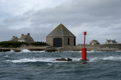 La station est idéalement située à la pointe du nord Cotentin sur la commune d'Auderville.Située aux abords du Raz Blanchard , à 10 miles nautique d'Aurigny et des Iles Anglo-Normandes, le rayon d'action de la station est vaste et se situe de la pointe de Flamanville coté ouest jusqu'au cap Lévy dans l'est.L'abri a une architecture unique en France et sa spécificité réside sur le fait que l'ensemble canot chariot (soit presque 30 tonnes au total ) pivote sur un axe d'une cale à l'autre afin d'être opérationnel  24 heures sur 24 et 365 jours par an quelque soit la marée et les conditions météorologiques.