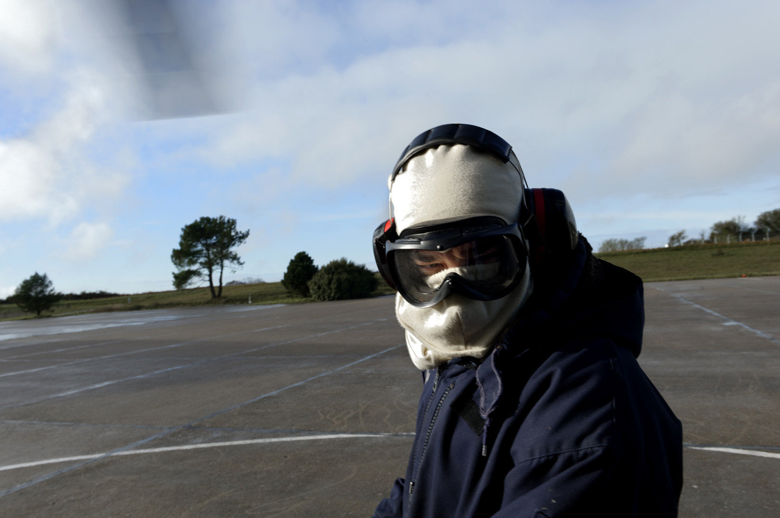 L'hélicoptère Dauphin SP (service public) de la marine constitue l'un des principaux moyens d'intervention à la disposition du CROSS pour les opérations de sauvetage en mer.L'équipage d'un Dauphin SP, c'est 6 personnes : aux 4 navigants qui sont à bord de l'appareil pour chaque mission (pilote, copilote, mécanicien de bord treuilliste et plongeur) s'ajoutent 2 techniciens, qui restent à terre et sont chargés de l'entretien de la machine. Depuis janvier 2013, au terme de 23 ans de service à Cherbourg-en-Cotentin, le Dauphin SP a cédé sa place à un nouvel appareil, plus imposant et de conception beaucoup plus récente : un EC 225.
