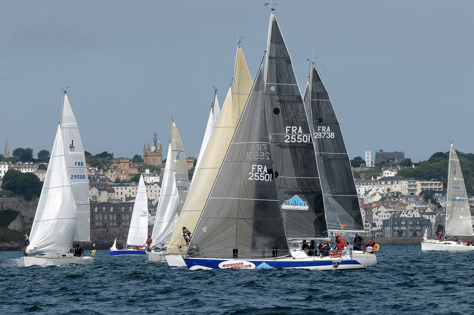 La rade de Cherbourg-en-Cotentin, qui figure parmi les plus grandes rades atificielles au monde, offre aux passionnés, débutants ou confirmés, la possibilité de pratiquer voile, aviron de mer, surf, kayak, ski nautique, funboard, plongée, kitesurf, waveski…