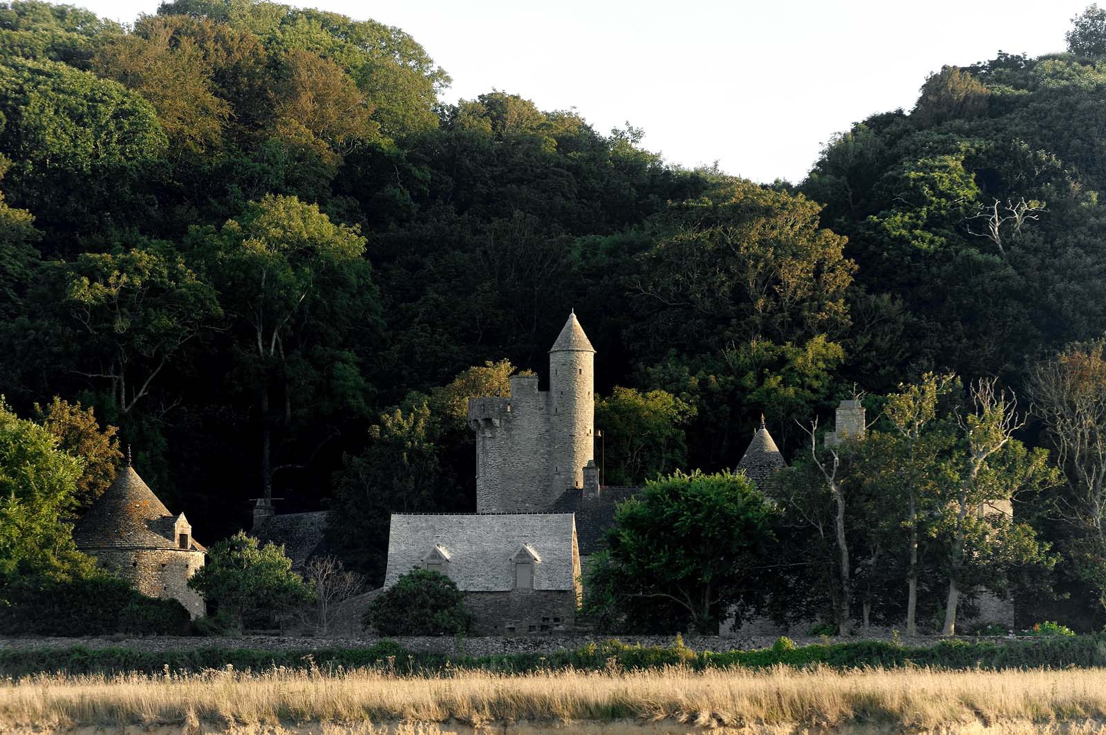 Le manoir du Dur Ecu est situé sur la commune d'Urville-Nacqueville (Manche).La légende attribue son nom à un épisode guerrier au cours duquel Guillaume le Conquérant aurait eu la vie sauvée par Robert Le Fort qui le protégea de son bouclier (on disait alors un écu).