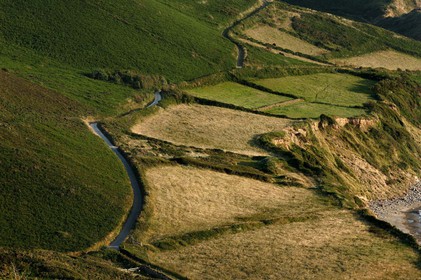 Cette baie bien abritée est une plage de galets et de sable fin, et tire son nom des moulins qui existaient autrefois dans la vallée qui la surplombe (écailler le grain). Les roches de l'anse de Cul Rond figurent parmi les plus anciennes de France : plus de 2 milliards d'années.
