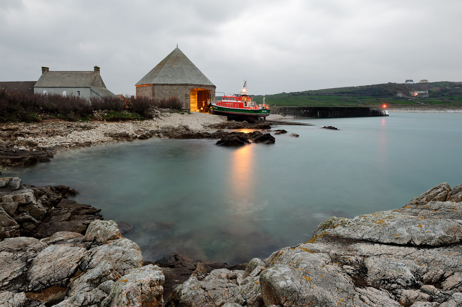La station est idéalement située à la pointe du nord Cotentin sur la commune d'Auderville.Située aux abords du Raz Blanchard , à 10 miles nautique d'Aurigny et des Iles Anglo-Normandes, le rayon d'action de la station est vaste et se situe de la pointe de Flamanville coté ouest jusqu'au cap Lévy dans l'est.L'abri a une architecture unique en France et sa spécificité réside sur le fait que l'ensemble canot chariot (soit presque 30 tonnes au total ) pivote sur un axe d'une cale à l'autre afin d'être opérationnel  24 heures sur 24 et 365 jours par an quelque soit la marée et les conditions météorologiques.