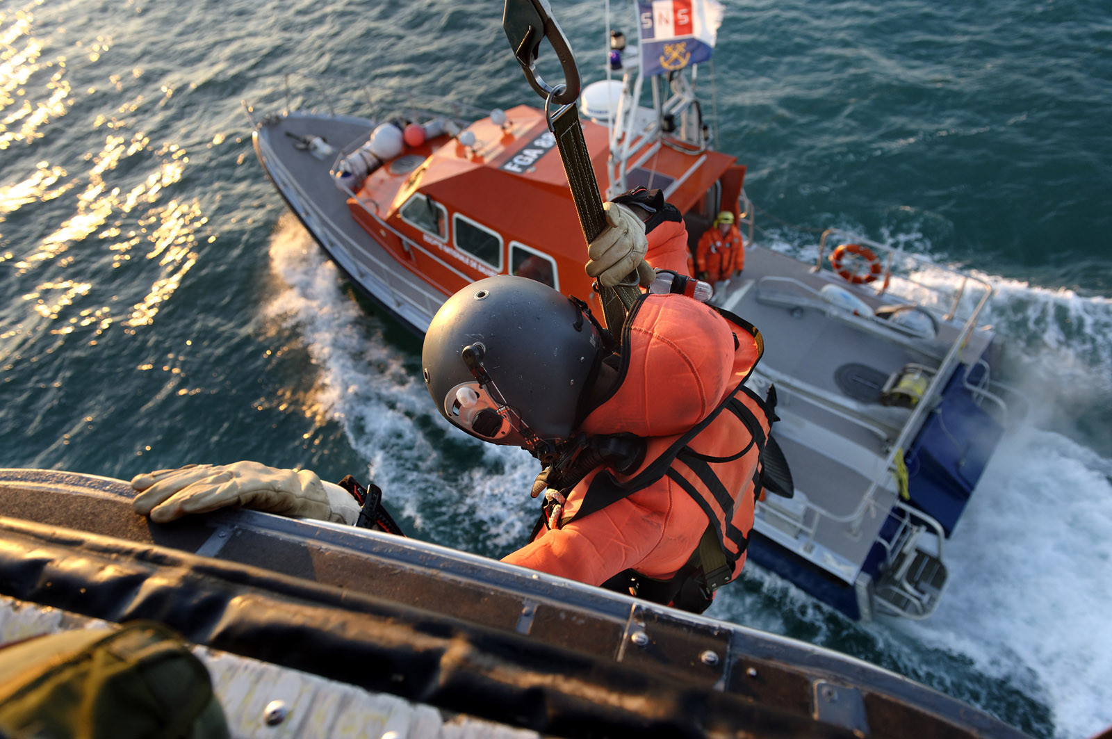 L'hélicoptère Dauphin SP (service public) de la marine constitue l'un des principaux moyens d'intervention à la disposition du CROSS pour les opérations de sauvetage en mer.L'équipage d'un Dauphin SP, c'est 6 personnes : aux 4 navigants qui sont à bord de l'appareil pour chaque mission (pilote, copilote, mécanicien de bord treuilliste et plongeur) s'ajoutent 2 techniciens, qui restent à terre et sont chargés de l'entretien de la machine. Depuis janvier 2013, au terme de 23 ans de service à Cherbourg-en-Cotentin, le Dauphin SP a cédé sa place à un nouvel appareil, plus imposant et de conception beaucoup plus récente : un EC 225.