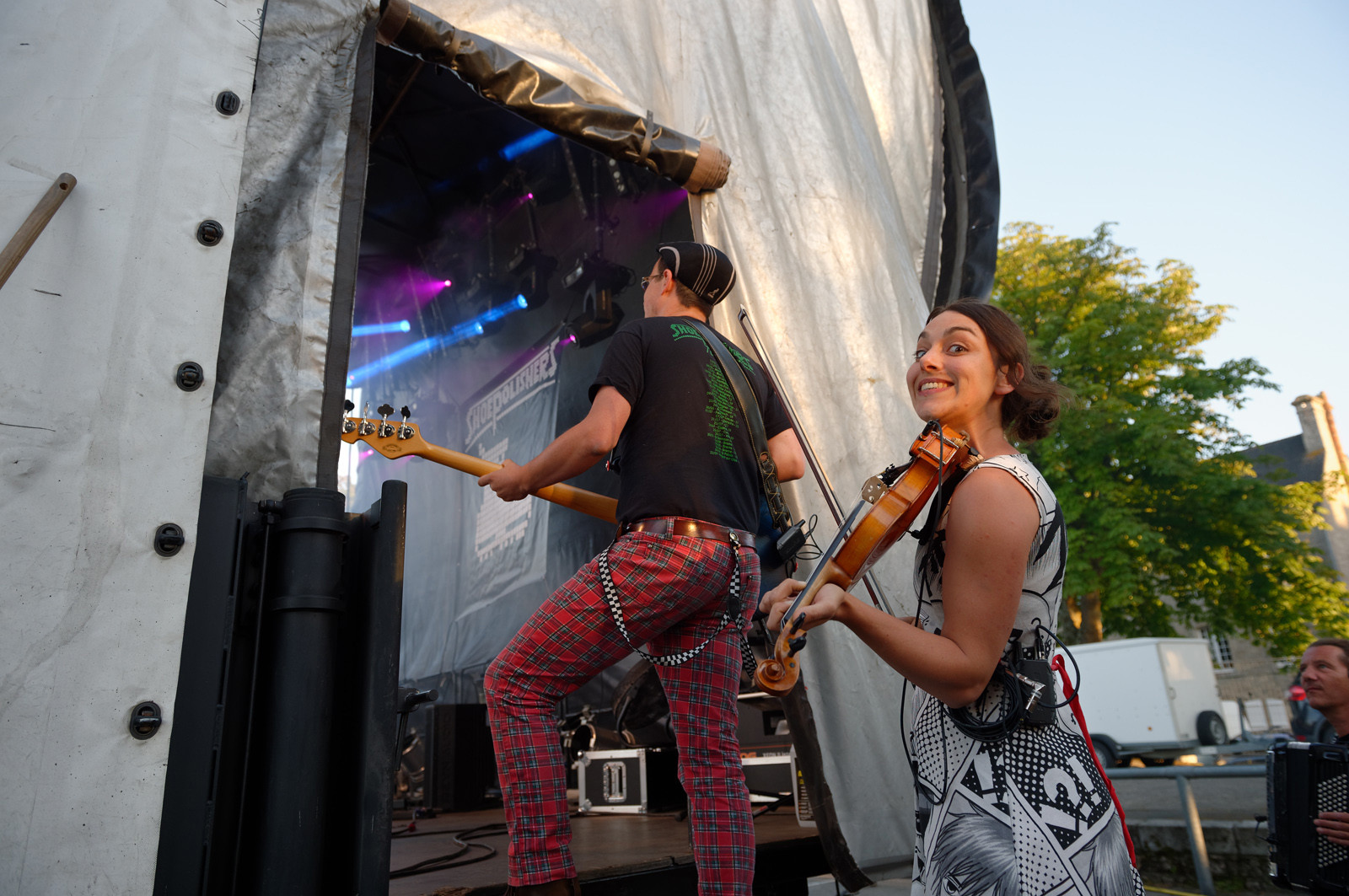 The ShoepolishersLes cireurs de pompe, dans la langue de Molière, n'en sont pas à leur coup d'essai. Avec pas moins de quatre albums dont un double live et un DVD vendu à plus de 10 000 exemplaires à leur actif, les Shoepolishers ont usé leurs savates sur une ribambelle de scènes et de festivals qu'ils ont peine à dénombrer. Leur musique, savant mélange folk rock agrémenté de consonances celtiques aux paroles un brin délirantes, constitue une invitation pour Blairoland. Ce monde fictif, peuplé de farfelus personnages dans un imaginaire conçu de toutes pièces, répand une énergie aussi électrisante que contagieuse sur scène. (http:  www.shoepolishers.fr)