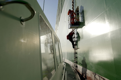 Une manoeuvre réussie est une catastrophe évitée de justesse dit-on.Une formule sans doute excessive mais qui a le mérite de maintenir à l'esprit de chacun qu'il n'existe pas de routine quand il s'agit de manoeuvrer des géants de plusieurs dizaines de milliers de tonnes dans les écluses et les bassins portuaires avec une précision de l'ordre du mètre. Tout l'art du pilote, fin connaisseur des lieux et de leurs pièges, est d'appréhender rapidement le comportement et les capacités manoeuvrières d'un navire inconnu. C'est à lui en effet qu'il appartient de conseiller le pacha pour la bonne réalisation de ce qui reste l'une des phases les plus délicates de l'expédition maritime : l'entrée en port puis l'accostage.