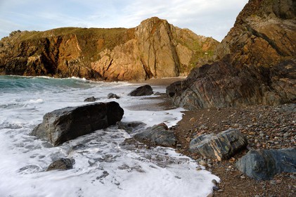 Les roches de l'anse de Cul Rond figurent parmi les plus anciennes de France : plus de 2 milliards d'années.La baie d'Ecalgrain est une plage de galets et de sable fin, et tire son nom des moulins qui existaient autrefois dans la vallée qui la surplombe (écailler le grain).