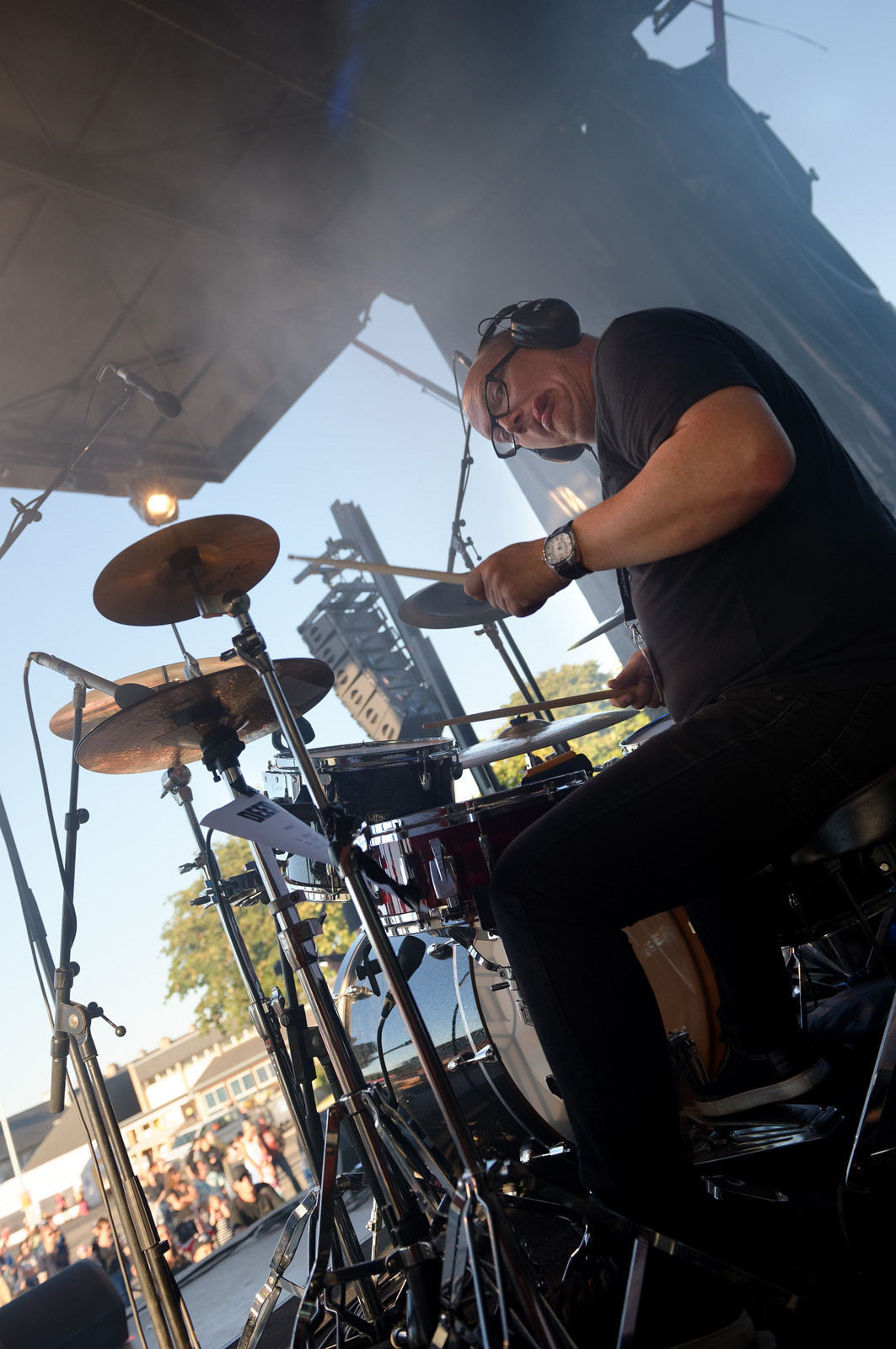 Deep Six est un trio formé à Cherbourg au début de l'année 2015 par Romuald à la guitare et au chant, Ivan à la batterie et Alex à la Basse. Leur musique est un rock direct et puissant dont chaque membre participe à sa composition, créant ainsi une dynamique et un son particulier. L'objectif de Deep Six est simple, se faire entendre aussi loin qu'il sera possible !  (https:  deepsix.bandcamp.com)