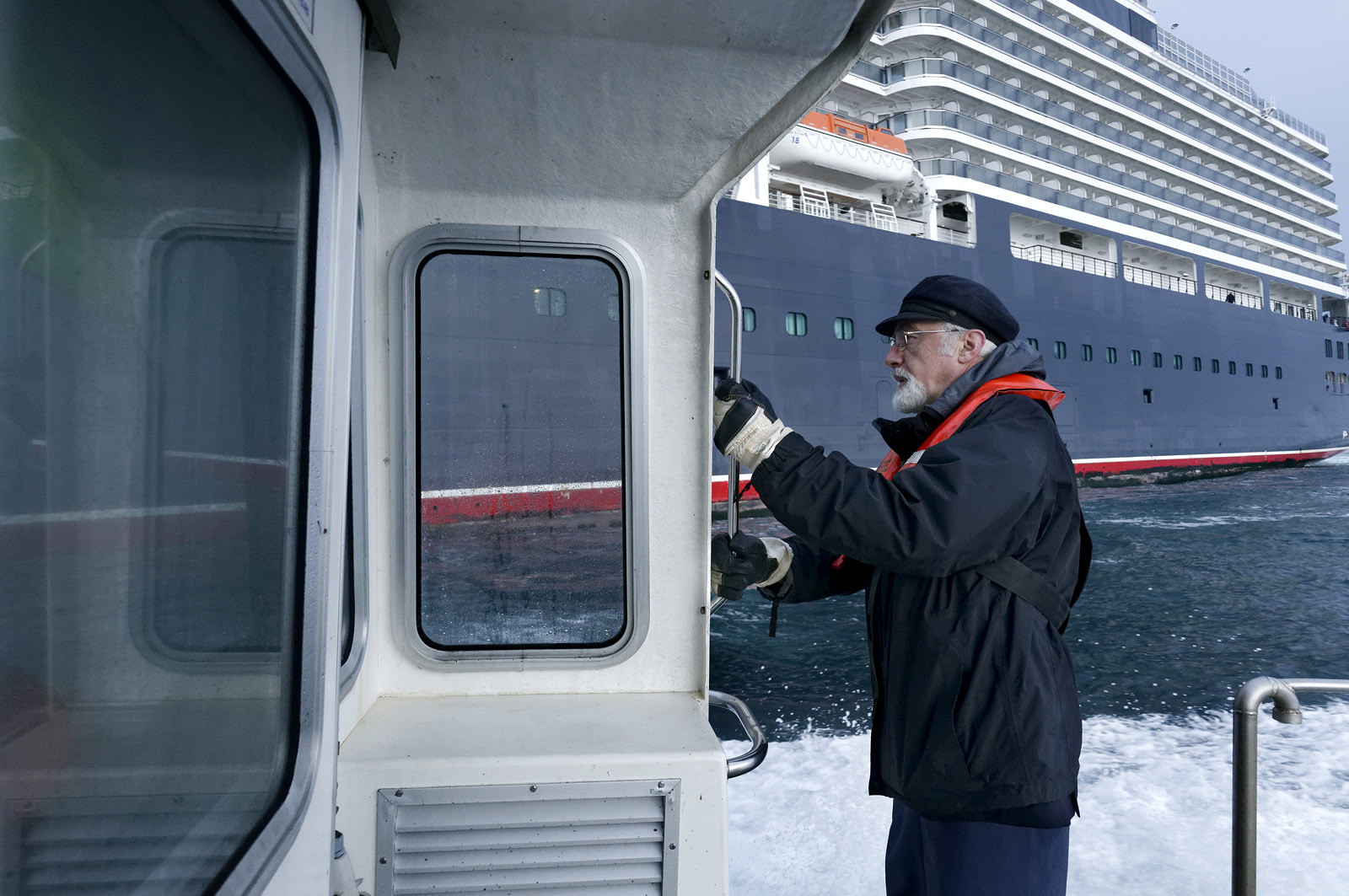 Une manoeuvre réussie est une catastrophe évitée de justesse dit-on.Une formule sans doute excessive mais qui a le mérite de maintenir à l'esprit de chacun qu'il n'existe pas de routine quand il s'agit de manoeuvrer des géants de plusieurs dizaines de milliers de tonnes dans les écluses et les bassins portuaires avec une précision de l'ordre du mètre. Tout l'art du pilote, fin connaisseur des lieux et de leurs pièges, est d'appréhender rapidement le comportement et les capacités manoeuvrières d'un navire inconnu. C'est à lui en effet qu'il appartient de conseiller le pacha pour la bonne réalisation de ce qui reste l'une des phases les plus délicates de l'expédition maritime : l'entrée en port puis l'accostage.