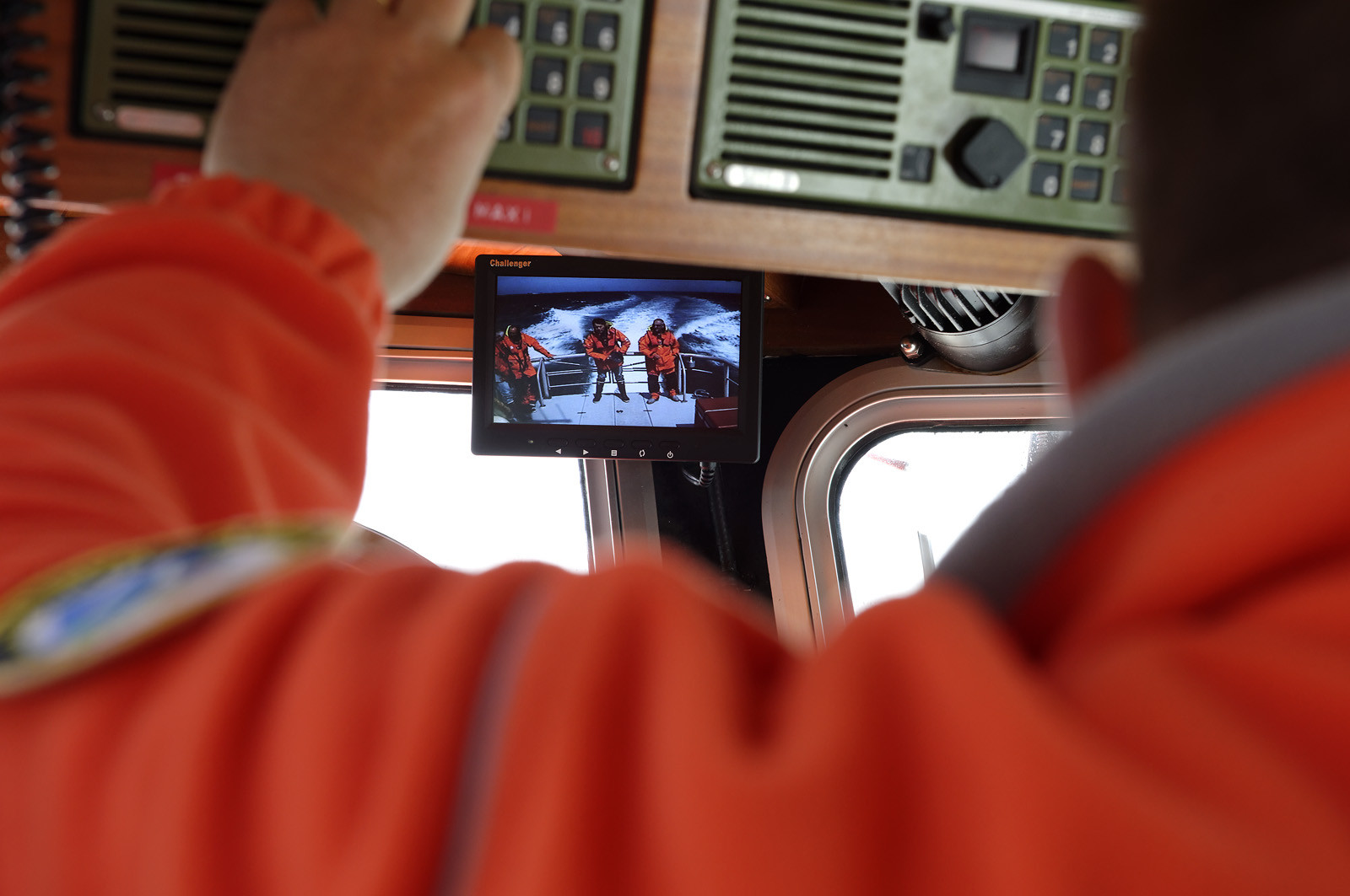 La société nationale de sauvetage en mer est une des expressions les plus abouties de la solidarité des gens de mer face aux drames et accidents maritimes à proximité de nos côtes.La SNSM actuelle est née en 1967, mais depuis plus d'un siècle et demi, des bénévoles issus du monde maritime professionnel et, de plus en plus désormais, d'autres milieux s'investissent localement pour apporter une aide irremplaçable aux usagers de la mer. Association reconnue d'utilité publique dont la mission première est le sauvetage des personnes en danger en mer, la SNSM exerce trois types d'activités : le sauvetage en mer proprement dit, la formation des nageurs sauveteurs saisonniers et la prévention des risques nautiques.Nous avons coutume de dire de nos équipages qu'ils donnent tout et ne prennent rien..sauf les risquesXavier de la Gorce , Président de la SNSM