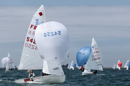 La rade de Cherbourg-en-Cotentin, qui figure parmi les plus grandes rades atificielles au monde, offre aux passionnés, débutants ou confirmés, la possibilité de pratiquer voile, aviron de mer, surf, kayak, ski nautique, funboard, plongée, kitesurf, waveski…