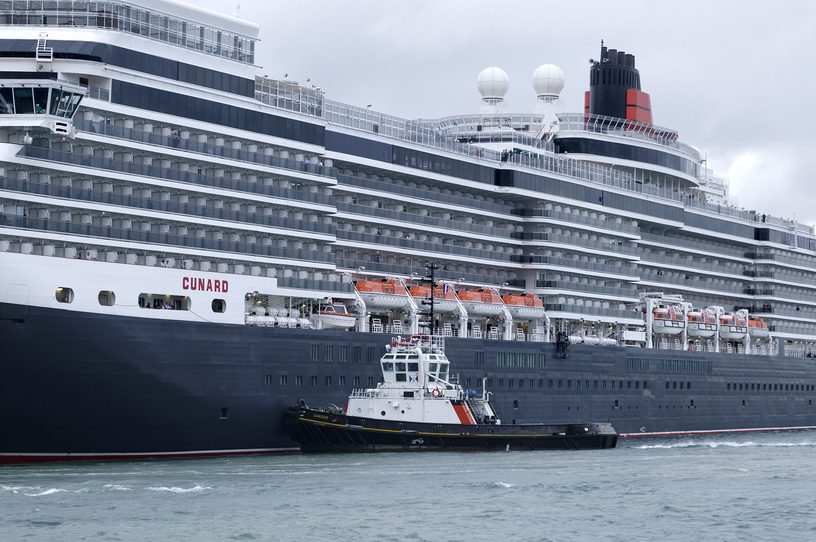 Une manoeuvre réussie est une catastrophe évitée de justesse dit-on.Une formule sans doute excessive mais qui a le mérite de maintenir à l'esprit de chacun qu'il n'existe pas de routine quand il s'agit de manoeuvrer des géants de plusieurs dizaines de milliers de tonnes dans les écluses et les bassins portuaires avec une précision de l'ordre du mètre. Tout l'art du pilote, fin connaisseur des lieux et de leurs pièges, est d'appréhender rapidement le comportement et les capacités manoeuvrières d'un navire inconnu. C'est à lui en effet qu'il appartient de conseiller le pacha pour la bonne réalisation de ce qui reste l'une des phases les plus délicates de l'expédition maritime : l'entrée en port puis l'accostage.