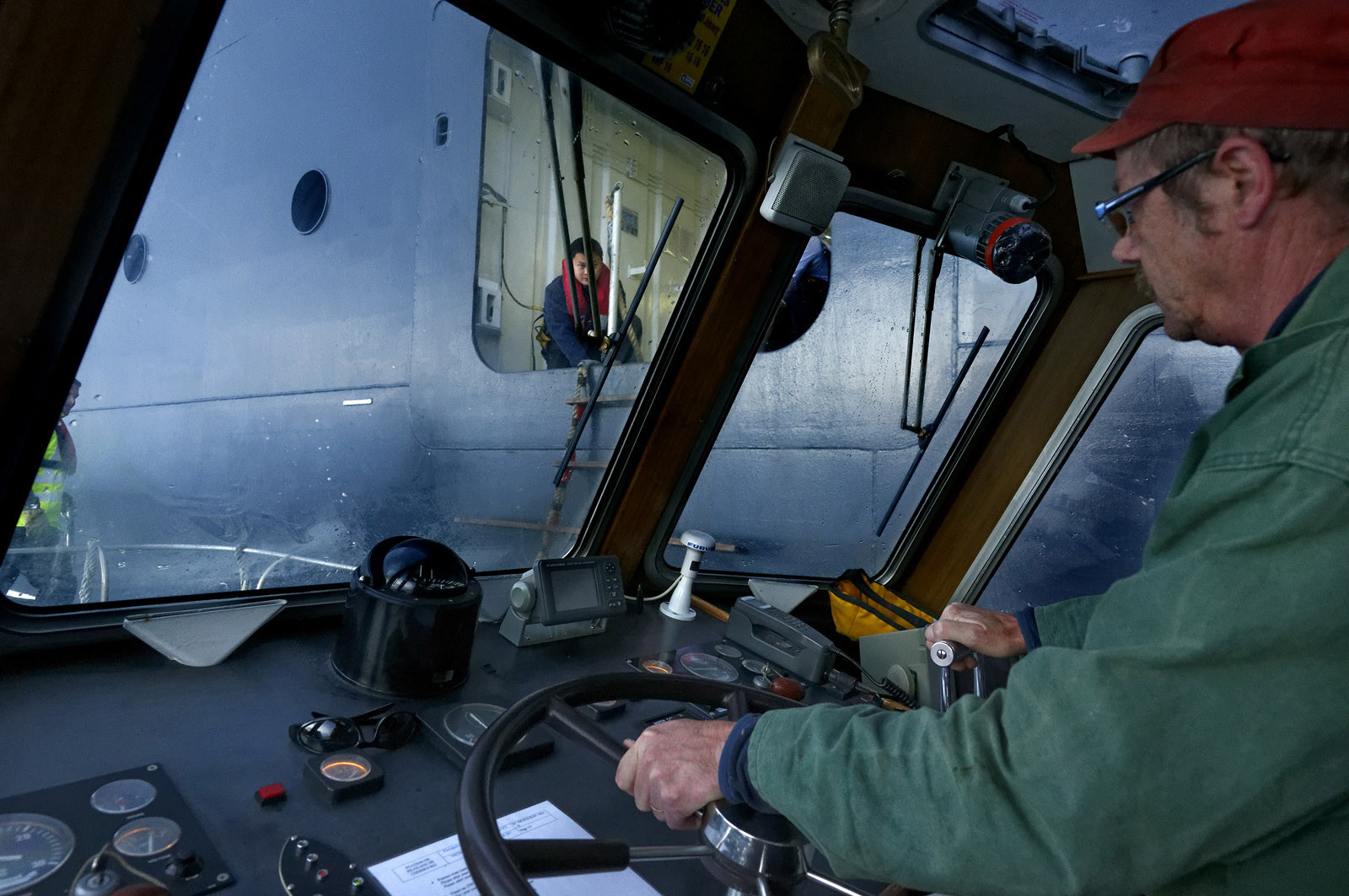 Une manoeuvre réussie est une catastrophe évitée de justesse dit-on.Une formule sans doute excessive mais qui a le mérite de maintenir à l'esprit de chacun qu'il n'existe pas de routine quand il s'agit de manoeuvrer des géants de plusieurs dizaines de milliers de tonnes dans les écluses et les bassins portuaires avec une précision de l'ordre du mètre. Tout l'art du pilote, fin connaisseur des lieux et de leurs pièges, est d'appréhender rapidement le comportement et les capacités manoeuvrières d'un navire inconnu. C'est à lui en effet qu'il appartient de conseiller le pacha pour la bonne réalisation de ce qui reste l'une des phases les plus délicates de l'expédition maritime : l'entrée en port puis l'accostage.