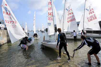 La rade de Cherbourg-en-Cotentin, qui figure parmi les plus grandes rades atificielles au monde, offre aux passionnés, débutants ou confirmés, la possibilité de pratiquer voile, aviron de mer, surf, kayak, ski nautique, funboard, plongée, kitesurf, waveski…