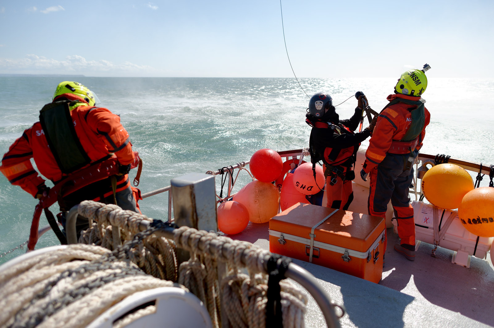 La station est idéalement située à la pointe du nord Cotentin sur la commune d'Auderville.Située aux abords du Raz Blanchard , à 10 miles nautique d'Aurigny et des Iles Anglo-Normandes, le rayon d'action de la station est vaste et se situe de la pointe de Flamanville coté ouest jusqu'au cap Lévy dans l'est.L'abri a une architecture unique en France et sa spécificité réside sur le fait que l'ensemble canot chariot (soit presque 30 tonnes au total ) pivote sur un axe d'une cale à l'autre afin d'être opérationnel  24 heures sur 24 et 365 jours par an quelque soit la marée et les conditions météorologiques.