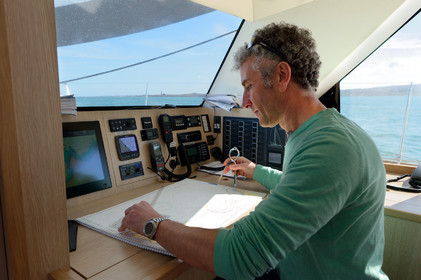 La rade de Cherbourg-en-Cotentin, qui figure parmi les plus grandes rades atificielles au monde, offre aux passionnés, débutants ou confirmés, la possibilité de pratiquer voile, aviron de mer, surf, kayak, ski nautique, funboard, plongée, kitesurf, waveski…