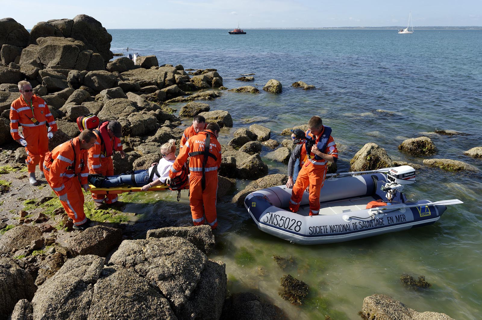 La société nationale de sauvetage en mer est une des expressions les plus abouties de la solidarité des gens de mer face aux drames et accidents maritimes à proximité de nos côtes.La SNSM actuelle est née en 1967, mais depuis plus d'un siècle et demi, des bénévoles issus du monde maritime professionnel et, de plus en plus désormais, d'autres milieux s'investissent localement pour apporter une aide irremplaçable aux usagers de la mer. Association reconnue d'utilité publique dont la mission première est le sauvetage des personnes en danger en mer, la SNSM exerce trois types d'activités : le sauvetage en mer proprement dit, la formation des nageurs sauveteurs saisonniers et la prévention des risques nautiques.Nous avons coutume de dire de nos équipages qu'ils donnent tout et ne prennent rien..sauf les risquesXavier de la Gorce , Président de la SNSM