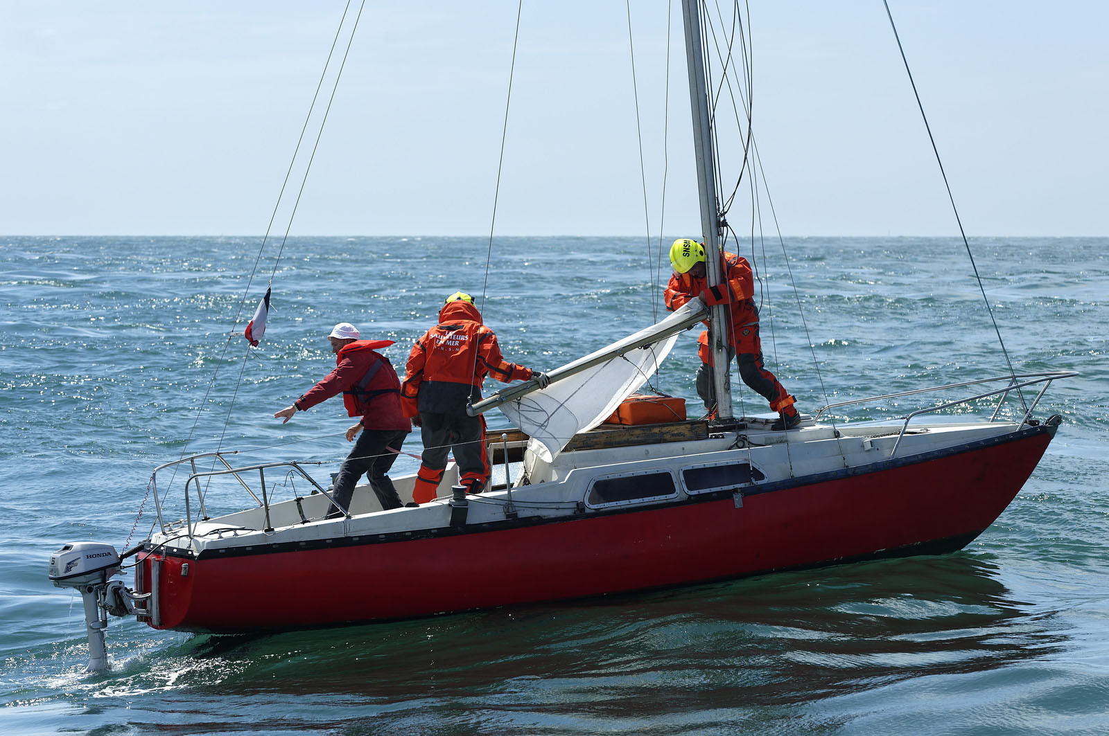 La station est idéalement située à la pointe du nord Cotentin sur la commune d'Auderville.Située aux abords du Raz Blanchard , à 10 miles nautique d'Aurigny et des Iles Anglo-Normandes, le rayon d'action de la station est vaste et se situe de la pointe de Flamanville coté ouest jusqu'au cap Lévy dans l'est.L'abri a une architecture unique en France et sa spécificité réside sur le fait que l'ensemble canot chariot (soit presque 30 tonnes au total ) pivote sur un axe d'une cale à l'autre afin d'être opérationnel  24 heures sur 24 et 365 jours par an quelque soit la marée et les conditions météorologiques.