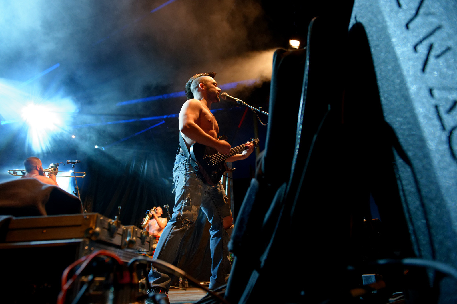 GOULAMAS'K voit le jour en 1999 dans la garrigue de Béziers. Dès les 1ers concerts, la couleur est donnée : un ska rock teinté de reggae punk, chanté en français, occitan, catalan et castillan, les langues natales des musiciens. Un des credo du groupe est la revendication et la reconnaissance de la diversité des langues et des cultures. Le nom même du groupe est tiré du mot occitan golamas (très usité dans la région du groupe et qui désigne quelqu'un de négligé, brouillon…). http:  www.goulamas-k.com