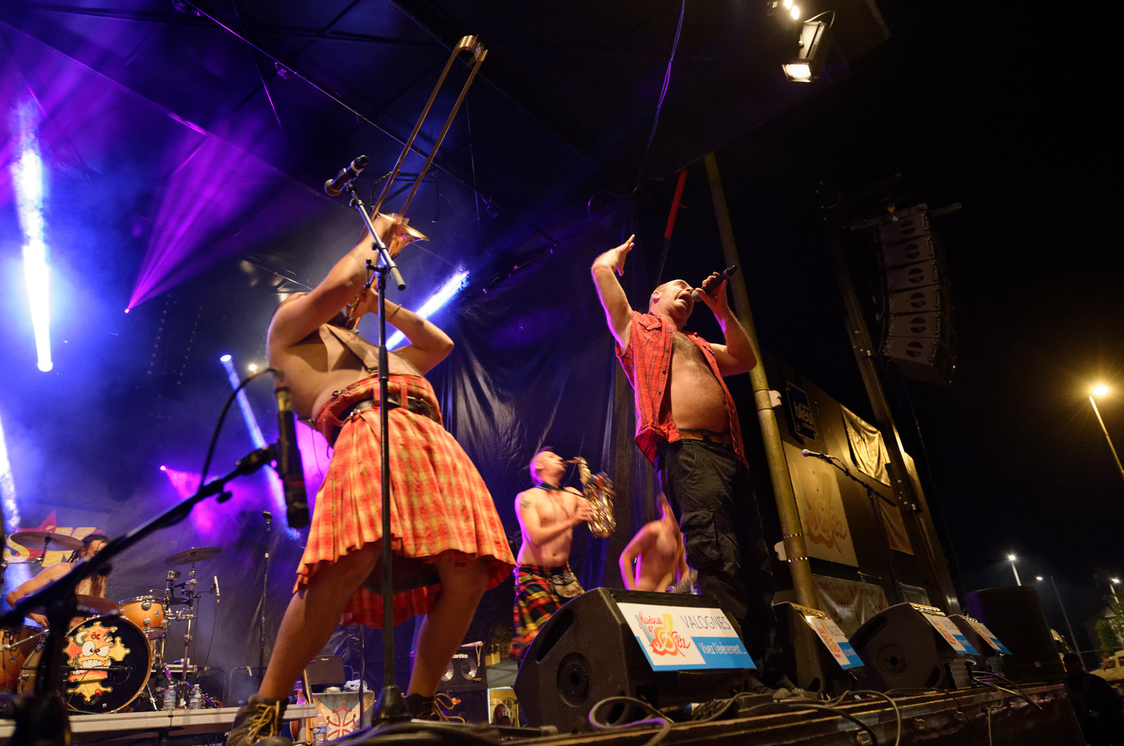 GOULAMAS'K voit le jour en 1999 dans la garrigue de Béziers. Dès les 1ers concerts, la couleur est donnée : un ska rock teinté de reggae punk, chanté en français, occitan, catalan et castillan, les langues natales des musiciens. Un des credo du groupe est la revendication et la reconnaissance de la diversité des langues et des cultures. Le nom même du groupe est tiré du mot occitan golamas (très usité dans la région du groupe et qui désigne quelqu'un de négligé, brouillon…). http:  www.goulamas-k.com