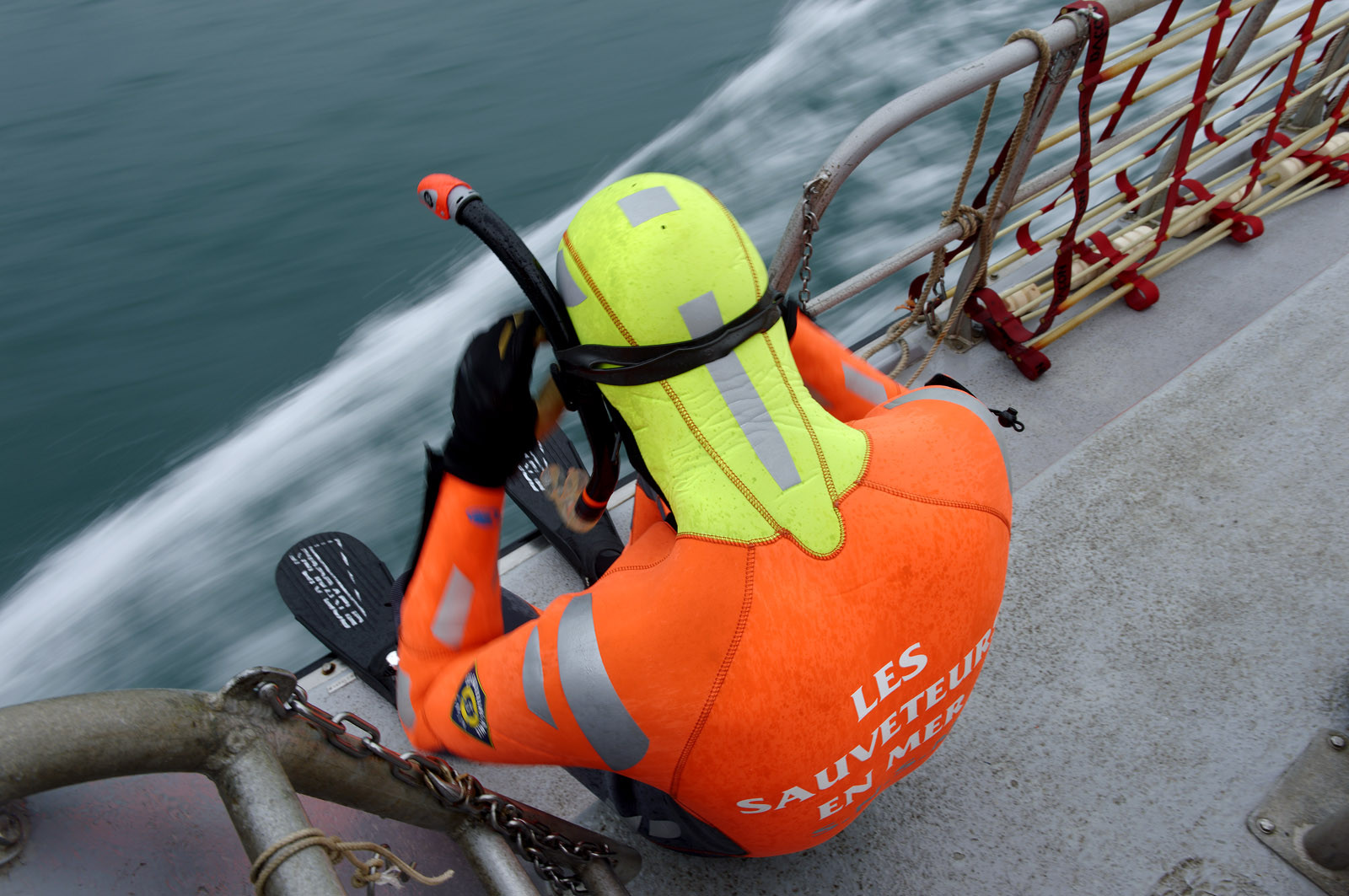 La station est idéalement située à la pointe du nord Cotentin sur la commune d'Auderville.Située aux abords du Raz Blanchard , à 10 miles nautique d'Aurigny et des Iles Anglo-Normandes, le rayon d'action de la station est vaste et se situe de la pointe de Flamanville coté ouest jusqu'au cap Lévy dans l'est.L'abri a une architecture unique en France et sa spécificité réside sur le fait que l'ensemble canot chariot (soit presque 30 tonnes au total ) pivote sur un axe d'une cale à l'autre afin d'être opérationnel  24 heures sur 24 et 365 jours par an quelque soit la marée et les conditions météorologiques.