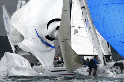 La rade de Cherbourg-en-Cotentin, qui figure parmi les plus grandes rades atificielles au monde, offre aux passionnés, débutants ou confirmés, la possibilité de pratiquer voile, aviron de mer, surf, kayak, ski nautique, funboard, plongée, kitesurf, waveski…
