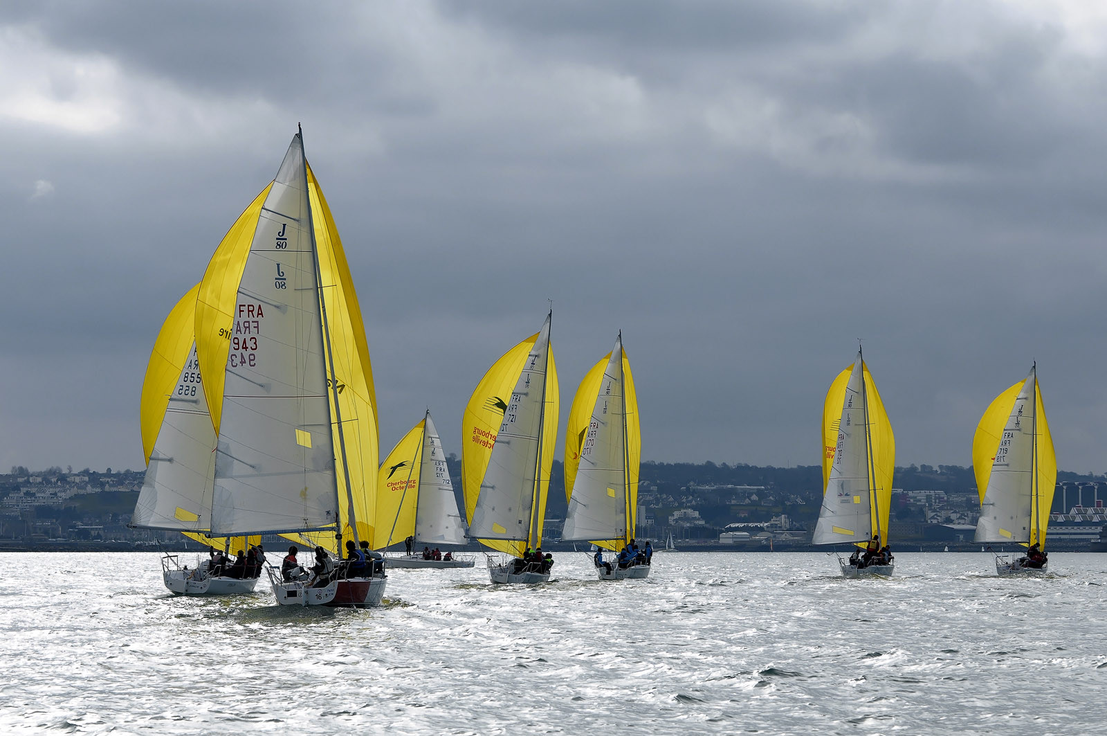 La rade de Cherbourg-en-Cotentin, qui figure parmi les plus grandes rades atificielles au monde, offre aux passionnés, débutants ou confirmés, la possibilité de pratiquer voile, aviron de mer, surf, kayak, ski nautique, funboard, plongée, kitesurf, waveski…