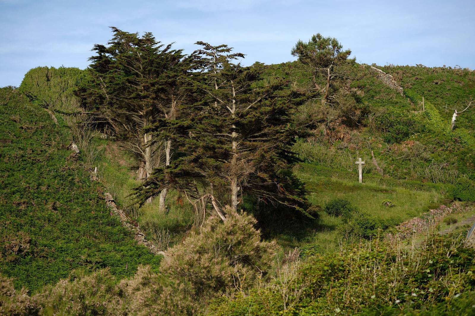 Cette baie bien abritée est une plage de galets et de sable fin, et tire son nom des moulins qui existaient autrefois dans la vallée qui la surplombe (écailler le grain). Les roches de l'anse de Cul Rond figurent parmi les plus anciennes de France : plus de 2 milliards d'années.