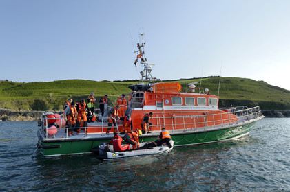 La station est idéalement située à la pointe du nord Cotentin sur la commune d'Auderville.Située aux abords du Raz Blanchard , à 10 miles nautique d'Aurigny et des Iles Anglo-Normandes, le rayon d'action de la station est vaste et se situe de la pointe de Flamanville coté ouest jusqu'au cap Lévy dans l'est.L'abri a une architecture unique en France et sa spécificité réside sur le fait que l'ensemble canot chariot (soit presque 30 tonnes au total ) pivote sur un axe d'une cale à l'autre afin d'être opérationnel  24 heures sur 24 et 365 jours par an quelque soit la marée et les conditions météorologiques.