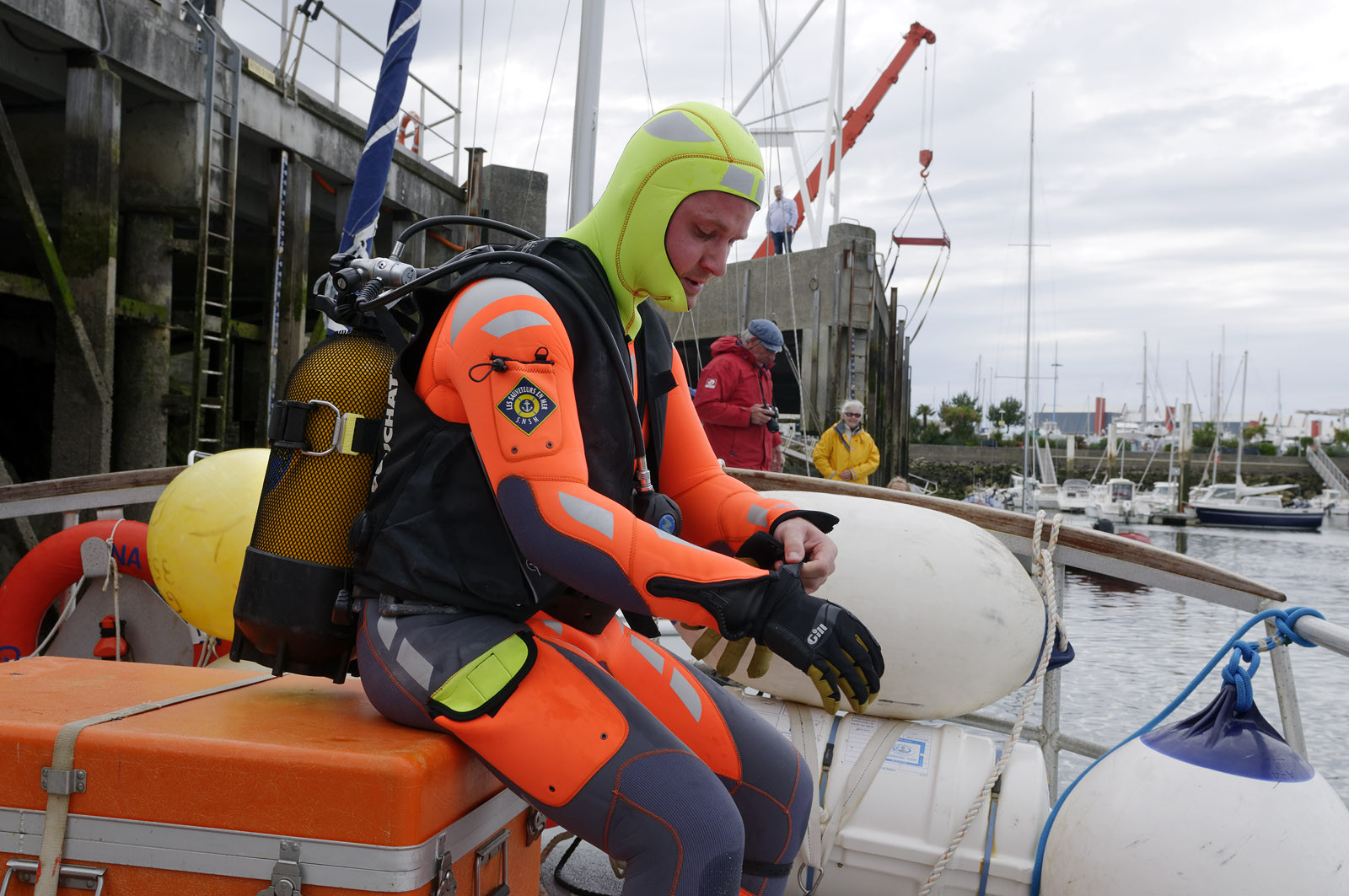 La station est idéalement située à la pointe du nord Cotentin sur la commune d'Auderville.Située aux abords du Raz Blanchard , à 10 miles nautique d'Aurigny et des Iles Anglo-Normandes, le rayon d'action de la station est vaste et se situe de la pointe de Flamanville coté ouest jusqu'au cap Lévy dans l'est.L'abri a une architecture unique en France et sa spécificité réside sur le fait que l'ensemble canot chariot (soit presque 30 tonnes au total ) pivote sur un axe d'une cale à l'autre afin d'être opérationnel  24 heures sur 24 et 365 jours par an quelque soit la marée et les conditions météorologiques.