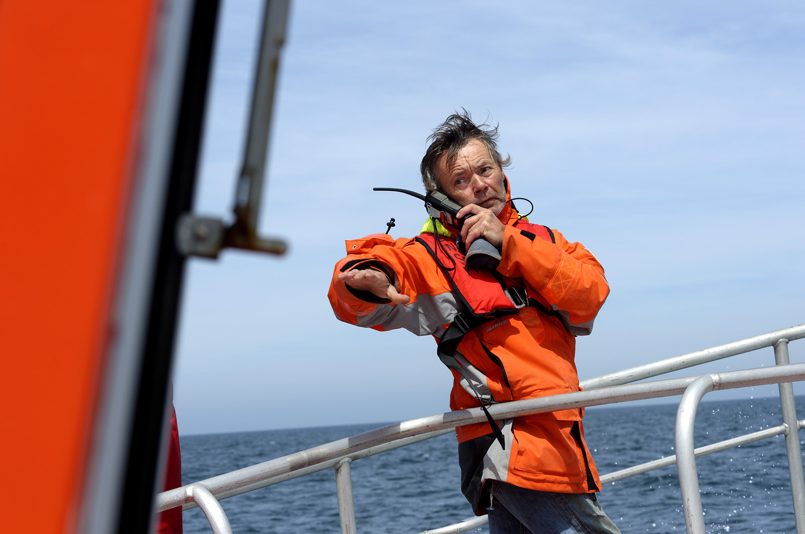 La société nationale de sauvetage en mer est une des expressions les plus abouties de la solidarité des gens de mer face aux drames et accidents maritimes à proximité de nos côtes.La SNSM actuelle est née en 1967, mais depuis plus d'un siècle et demi, des bénévoles issus du monde maritime professionnel et, de plus en plus désormais, d'autres milieux s'investissent localement pour apporter une aide irremplaçable aux usagers de la mer. Association reconnue d'utilité publique dont la mission première est le sauvetage des personnes en danger en mer, la SNSM exerce trois types d'activités : le sauvetage en mer proprement dit, la formation des nageurs sauveteurs saisonniers et la prévention des risques nautiques.Nous avons coutume de dire de nos équipages qu'ils donnent tout et ne prennent rien..sauf les risquesXavier de la Gorce , Président de la SNSM