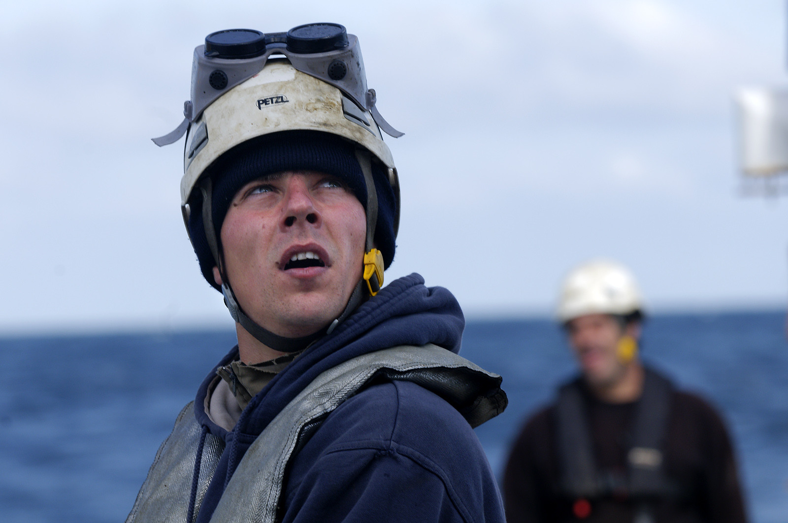 Les phares des côtes de France datent tous des 18ème et 19ème siècles, à quelques exceptions près, et l'on s'émerveille encore des efforts et des savoir-faire déployés alors pour mener à bien ces fabuleux travaux de génie civile.Scintillants, à éclats courts ou longs, isophases, à occultations... Rythme, couleur,secteur...Chaque phare affiche son code génétique, unique, que l'on retrouve également sur les cartes marines.Basé à Dunkerque, le Hauts de France est chargé de la mise en place et de l'entretien courant du balisage maritime hauturier de l'ensemble de la zone, de la frontière belge à la pointe de la Hague.Au-delà de ses missions premières, le baliseur océanique est également capable de mettre en oeuvre l'ensemble de ses capacités techniques pour lutter contre les pollutions marines.