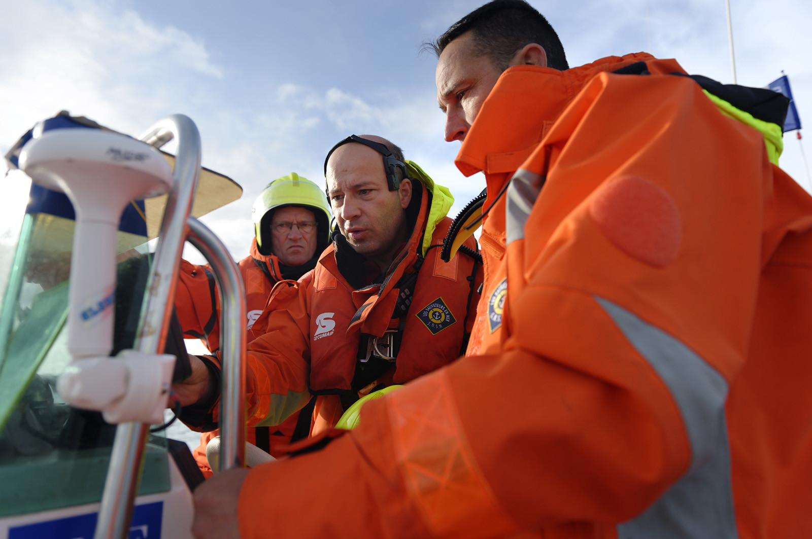 La société nationale de sauvetage en mer est une des expressions les plus abouties de la solidarité des gens de mer face aux drames et accidents maritimes à proximité de nos côtes.La SNSM actuelle est née en 1967, mais depuis plus d'un siècle et demi, des bénévoles issus du monde maritime professionnel et, de plus en plus désormais, d'autres milieux s'investissent localement pour apporter une aide irremplaçable aux usagers de la mer. Association reconnue d'utilité publique dont la mission première est le sauvetage des personnes en danger en mer, la SNSM exerce trois types d'activités : le sauvetage en mer proprement dit, la formation des nageurs sauveteurs saisonniers et la prévention des risques nautiques.Nous avons coutume de dire de nos équipages qu'ils donnent tout et ne prennent rien..sauf les risquesXavier de la Gorce , Président de la SNSM