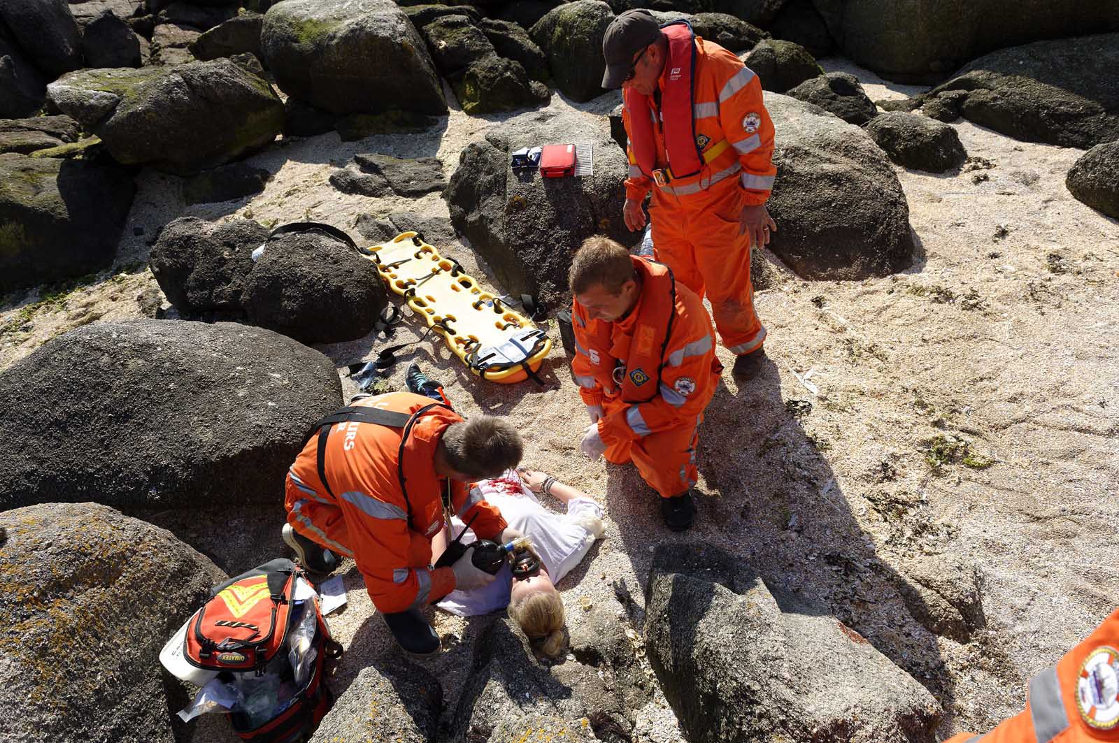 La société nationale de sauvetage en mer est une des expressions les plus abouties de la solidarité des gens de mer face aux drames et accidents maritimes à proximité de nos côtes.La SNSM actuelle est née en 1967, mais depuis plus d'un siècle et demi, des bénévoles issus du monde maritime professionnel et, de plus en plus désormais, d'autres milieux s'investissent localement pour apporter une aide irremplaçable aux usagers de la mer. Association reconnue d'utilité publique dont la mission première est le sauvetage des personnes en danger en mer, la SNSM exerce trois types d'activités : le sauvetage en mer proprement dit, la formation des nageurs sauveteurs saisonniers et la prévention des risques nautiques.Nous avons coutume de dire de nos équipages qu'ils donnent tout et ne prennent rien..sauf les risquesXavier de la Gorce , Président de la SNSM