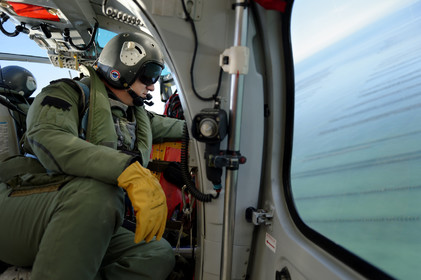 L'hélicoptère Dauphin SP (service public) de la marine constitue l'un des principaux moyens d'intervention à la disposition du CROSS pour les opérations de sauvetage en mer.L'équipage d'un Dauphin SP, c'est 6 personnes : aux 4 navigants qui sont à bord de l'appareil pour chaque mission (pilote, copilote, mécanicien de bord treuilliste et plongeur) s'ajoutent 2 techniciens, qui restent à terre et sont chargés de l'entretien de la machine. Depuis janvier 2013, au terme de 23 ans de service à Cherbourg-en-Cotentin, le Dauphin SP a cédé sa place à un nouvel appareil, plus imposant et de conception beaucoup plus récente : un EC 225.