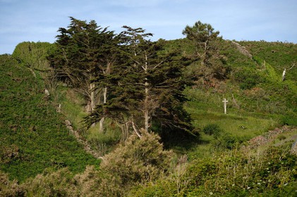 Cette baie bien abritée est une plage de galets et de sable fin, et tire son nom des moulins qui existaient autrefois dans la vallée qui la surplombe (écailler le grain). Les roches de l'anse de Cul Rond figurent parmi les plus anciennes de France : plus de 2 milliards d'années.