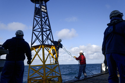 Les phares des côtes de France datent tous des 18ème et 19ème siècles, à quelques exceptions près, et l'on s'émerveille encore des efforts et des savoir-faire déployés alors pour mener à bien ces fabuleux travaux de génie civile.Scintillants, à éclats courts ou longs, isophases, à occultations... Rythme, couleur,secteur...Chaque phare affiche son code génétique, unique, que l'on retrouve également sur les cartes marines.Basé à Dunkerque, le Hauts de France est chargé de la mise en place et de l'entretien courant du balisage maritime hauturier de l'ensemble de la zone, de la frontière belge à la pointe de la Hague.Au-delà de ses missions premières, le baliseur océanique est également capable de mettre en oeuvre l'ensemble de ses capacités techniques pour lutter contre les pollutions marines.