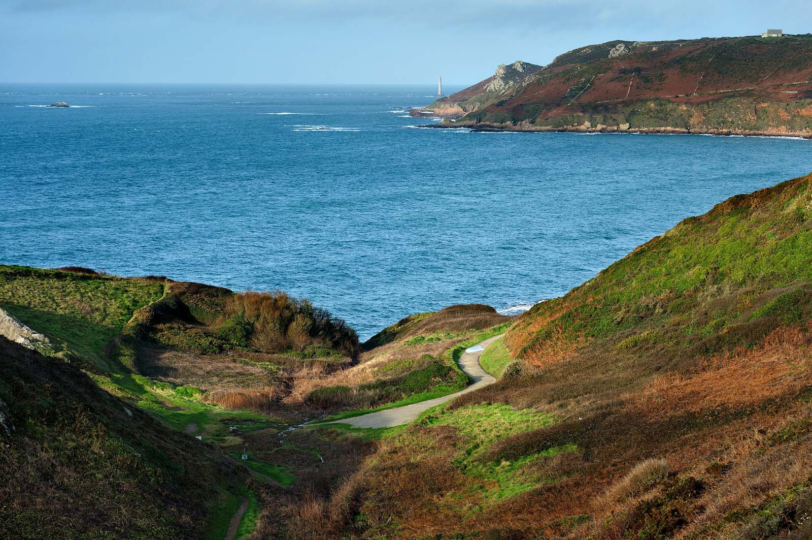 Cette baie bien abritée est une plage de galets et de sable fin, et tire son nom des moulins qui existaient autrefois dans la vallée qui la surplombe (écailler le grain). Les roches de l'anse de Cul Rond figurent parmi les plus anciennes de France : plus de 2 milliards d'années.